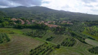 Tuscany meditasyon vadisi, İtalya köyü sonbahar 2023 panorama 4k peyzaj görüntüsü.