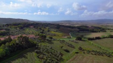 Tuscany meditasyon vadisi, İtalya köyü sonbahar 2023 rotasyonu sağa 4k peyzaj görüntülerine.