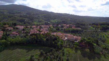 Tuscany meditasyon vadisi, İtalya köyü sonbahar 2023 panorama insansız hava aracı 4k peyzaj görüntüsü
