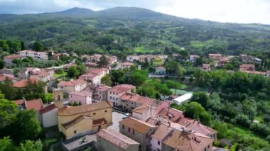 Tuscany meditasyon vadisi, İtalya köyü sonbahar 2023 ters İHA 4k peyzaj görüntüsü uçuşu