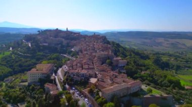 Montepulciano Toskana Ortaçağ dağ köyü. 4k peyzaj görüntülerini daire içine al