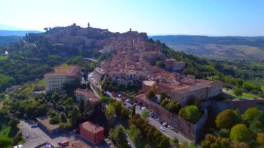Montepulciano Toskana Ortaçağ dağ köyü. 4k peyzaj görüntüsü