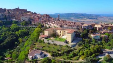 Montepulciano Toskana Ortaçağ dağ köyü. panorama genel görünüm drone 4k peyzaj görüntüleri