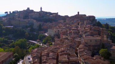 Montepulciano Toskana Ortaçağ dağ köyü. 4k peyzaj görüntülerini ters uçur