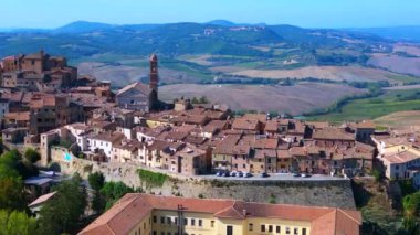 Montepulciano Toskana Ortaçağ dağ köyü. 4k peyzaj görüntülerini ters uçur