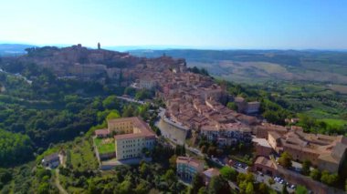 Montepulciano Toskana Ortaçağ dağ köyü. İHA 4k peyzaj görüntüsü alçalıyor