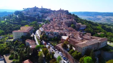 Montepulciano Toskana Ortaçağ dağ köyü. Kuş bakışı drone 4k peyzaj görüntüsü