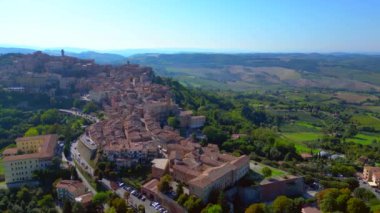 Montepulciano Toskana Ortaçağ dağ köyü. Kuş bakışı drone 4k peyzaj görüntüsü