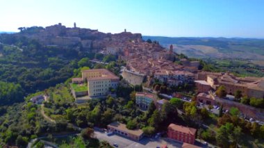 Montepulciano Toskana Ortaçağ dağ köyü. panorama genel görünüm drone 4k peyzaj görüntüleri