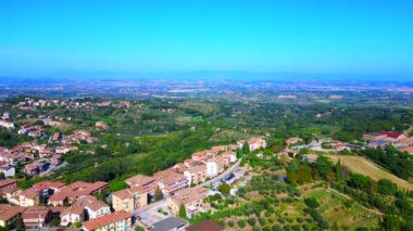 Montepulciano Toskana Ortaçağ dağ köyü. İHA 4k peyzaj görüntüsü alçalıyor