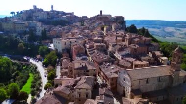 Montepulciano Toskana Ortaçağ dağ köyü. 4k peyzaj görüntülerini ters uçur