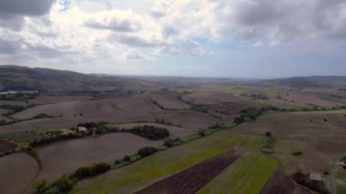 Meditasyon yapan Tuscany Şarap Tarlası Vadisi İtalya düşüyor. İHA 'nın 4K görüntülerini ters uçur