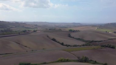 Meditasyon yapan Tuscany Şarap Tarlası Vadisi İtalya düşüyor. panorama genel görünümü drone 4k video