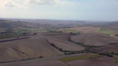 Meditasyon yapan Tuscany Şarap Tarlası Vadisi İtalya düşüyor. geniş yörünge görünümü drone 4k görüntüleri