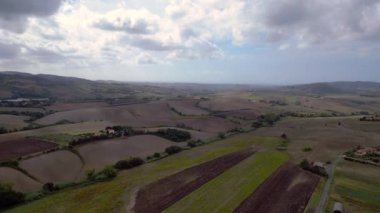 Meditasyon yapan Tuscany Şarap Tarlası Vadisi İtalya düşüyor. panorama yörünge drone 4k görüntü