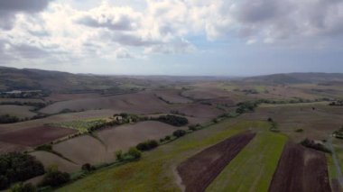Meditasyon yapan Tuscany Şarap Tarlası Vadisi İtalya düşüyor. İHA 4K görüntüsü alçalıyor