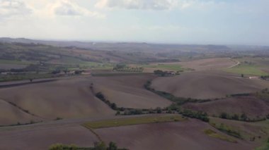 Meditasyon yapan Tuscany Şarap Tarlası Vadisi İtalya düşüyor. İHA 'nın 4K görüntülerini ters uçur