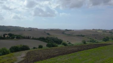 Meditasyon yapan Tuscany Şarap Tarlası Vadisi İtalya düşüyor. İHA 4K görüntü aktarımı