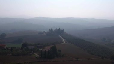 Sabah sisli mistik manzara ünlü Toskana sis vadisi İtalya sonbaharı. panorama genel görünüm drone 4k sakinleştirici görüntü 