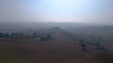 Sabah sisli mistik manzara ünlü Toskana sis vadisi İtalya sonbaharı. 4k İHA 'yı ters uçur. Sakinleştirici görüntüler. 