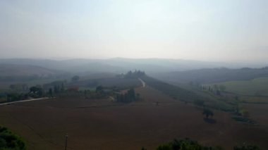 Sabah sisli mistik manzara ünlü Toskana sis vadisi İtalya sonbaharı. panorama genel görünüm drone 4k sakinleştirici görüntü 