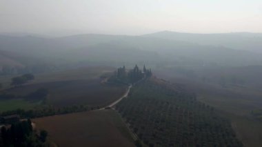 Sabah sisli mistik manzara ünlü Toskana sis vadisi İtalya sonbaharı. 4k 'lık insansız hava aracı üzerindeyken sakin görüntüler. 