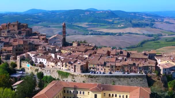 Montepulciano Toskania Średniowieczna Wioska Górska Latać Odwrotny Dron Nagranie Krajobrazu — Wideo stockowe