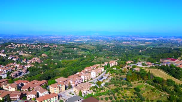 Montepulciano Toskania Średniowieczna Wioska Górska Zstępujący Dron Nagranie Krajobrazu — Wideo stockowe