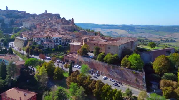 Montepulciano Toskania Średniowieczna Wioska Górska Boom Przesuwne Lewego Drona Nagranie — Wideo stockowe