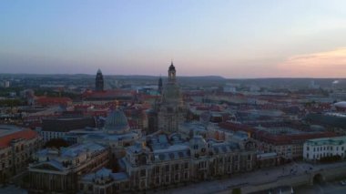 Sunset Dresden şehri Katedrali nehri. İHA 4k peyzaj görüntüsü alçalıyor