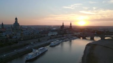 Sunset Dresden şehri Katedrali nehri. 4k peyzaj görüntülerini ters uçur