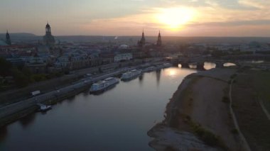 Sunset Dresden şehri Katedrali nehri. İHA 4k peyzaj görüntüsü alçalıyor