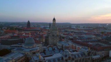 Sunset Dresden şehri Katedrali nehri. 4k peyzaj görüntülerini ters uçur