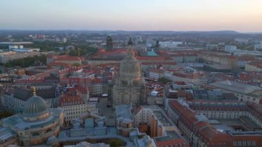 Sunset Dresden şehri Katedrali nehri. panorama genel görünüm drone 4k peyzaj görüntüleri