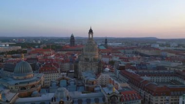 Sunset Dresden şehri Katedrali nehri. panorama yörünge drone 4k peyzaj görüntüsü