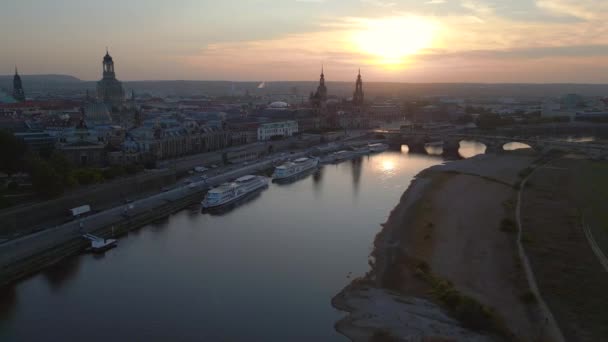 日落德累斯顿市教堂大教堂河 下降的无人机4K景观画面 — 图库视频影像