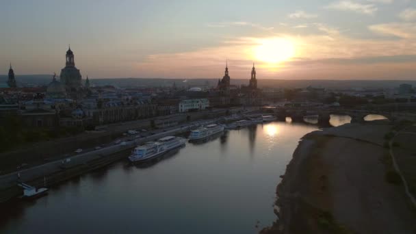 Sonnenuntergang Dresden Stadtkirche Dom Fluss Überflugdrohne Landschaftsaufnahmen — Stockvideo