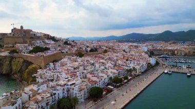İspanya 'nın İbiza kentinde liman gezisi. geniş yörünge görünümü drone 4k peyzaj görüntüleri
