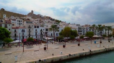 İspanya 'nın İbiza kentinde liman gezisi. 4k peyzaj görüntüsü yükseliyor