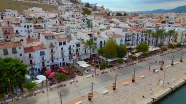İspanya 'nın İbiza kentinde liman gezisi. panorama yörünge drone 4k peyzaj görüntüsü