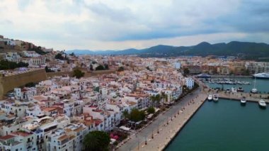 İspanya 'nın İbiza kentinde liman gezisi. İHA 4k peyzaj görüntüsü alçalıyor