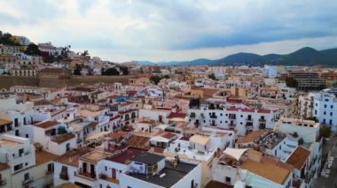İspanya 'nın İbiza kentinde liman gezisi. 4k peyzaj görüntülerini ters uçur