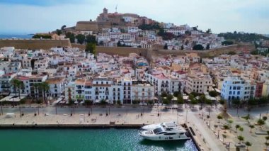 İspanya 'nın İbiza kentinde liman gezisi. boom 4k peyzaj görüntülerine kayıyor