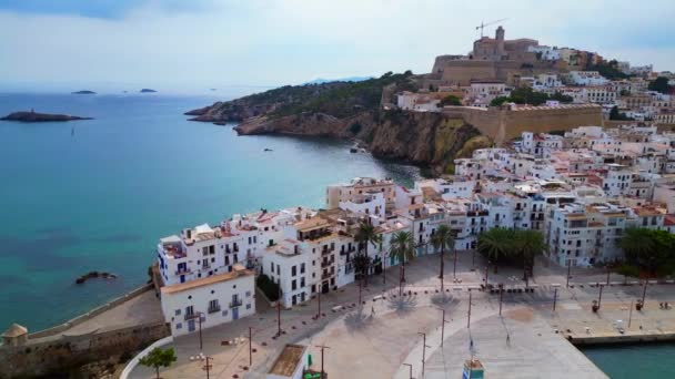 西班牙Ibiza镇的港口长廊 旋转至右侧无人机4K景观画面 — 图库视频影像
