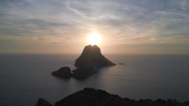 İbiza adası tepesinde uçurum yürüyüşü İspanya 'nın batışı. panorama yörünge drone 4k peyzaj görüntüsü