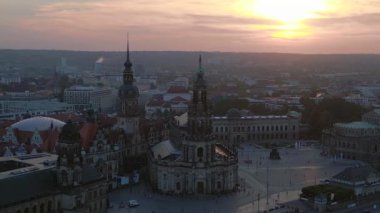 Günbatımı şehri Dresden Katedrali Köprüsü Nehri. İnsansız hava aracı 4k yatay görüntü