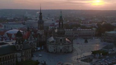 Günbatımı şehri Dresden Katedrali Köprüsü Nehri. geniş yörünge görünümü drone 4k peyzaj görüntüleri