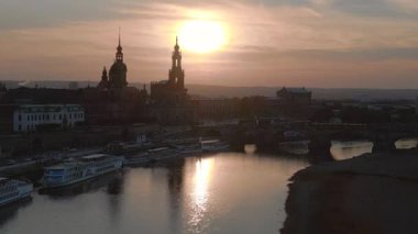 Günbatımı şehri Dresden Katedrali Köprüsü Nehri. 4k peyzaj görüntüsü