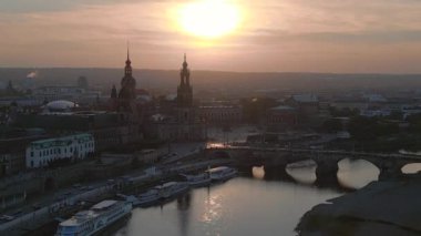 Günbatımı şehri Dresden Katedrali Köprüsü Nehri. panorama genel görünüm drone 4k peyzaj görüntüleri