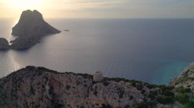 İbiza adası tepesinde uçurum yürüyüşü İspanya 'nın batışı. panorama yörünge drone 4k peyzaj görüntüsü